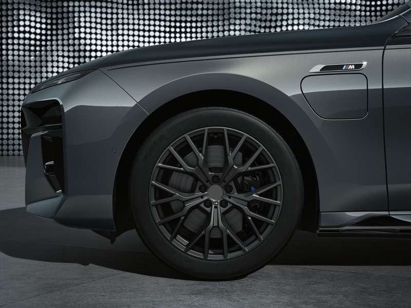 912 STYLE We manufacture premium quality forged wheels rims for NEW BMW 7 SERIES G70 730i 735i 740i 730d 740d 750e 760i i7 M760e 2022+ in any design, size, color. Wheels size: Front 22 x 9 Rear 22 x 10,5 Forged wheels can be produced in any wheel specs by your inquiries and we can provide our specs Compared to standard alloy cast wheels, forged wheels have the highest strength-to-weight ratio; they are 20-25% lighter while maintaining the same load factor.