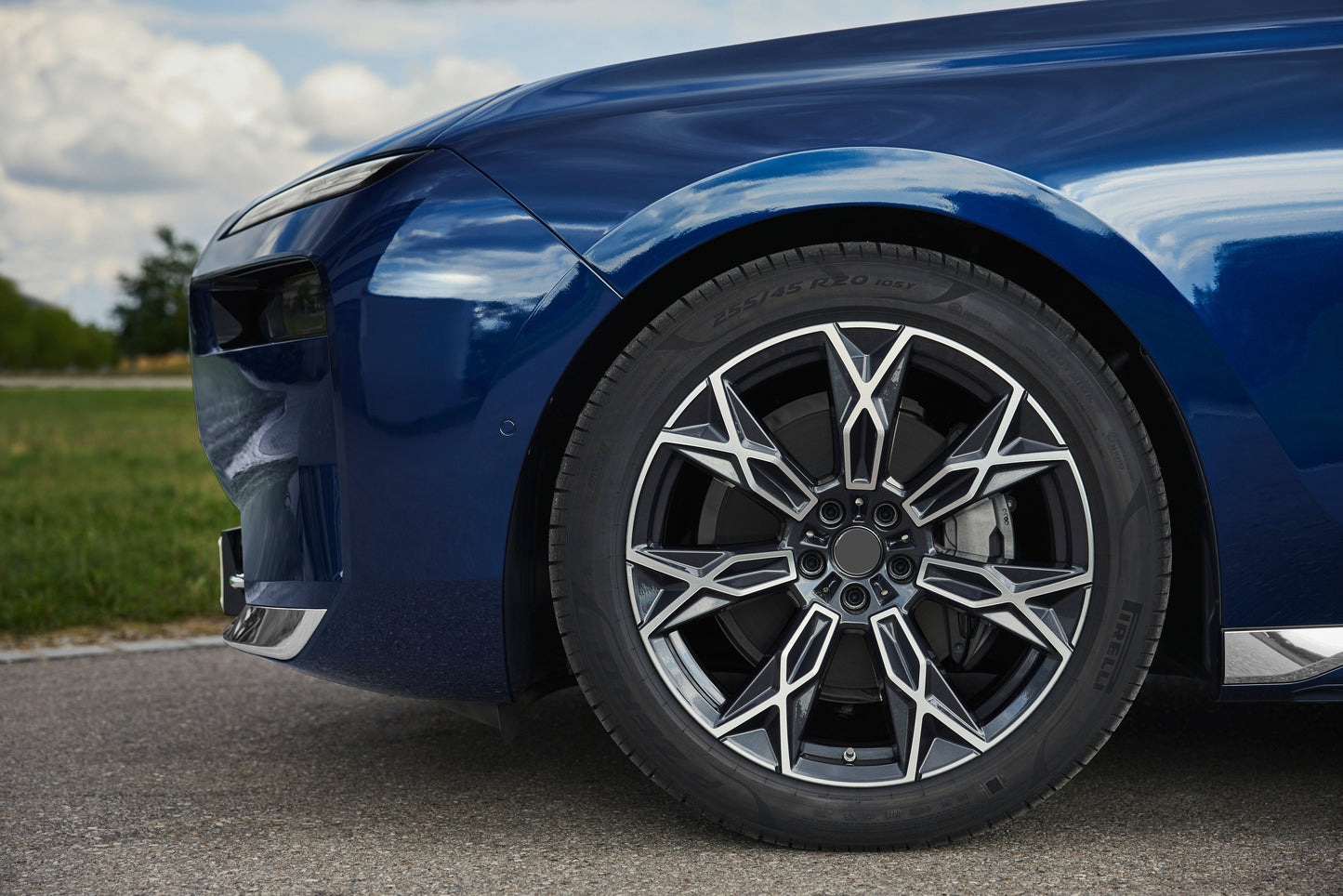 STAR-SPOKE 905 We manufacture premium quality forged wheels rims for NEW BMW 7 SERIES G70 730i 735i 740i 730d 740d 750e 760i i7 M760e 2022+ in any design, size, color. Wheels size: Front 20 x 9 Rear 20 x 10,5 Forged wheels can be produced in any wheel specs by your inquiries and we can provide our specs Compared to standard alloy cast wheels, forged wheels have the highest strength-to-weight ratio; they are 20-25% lighter while maintaining the same load factor.