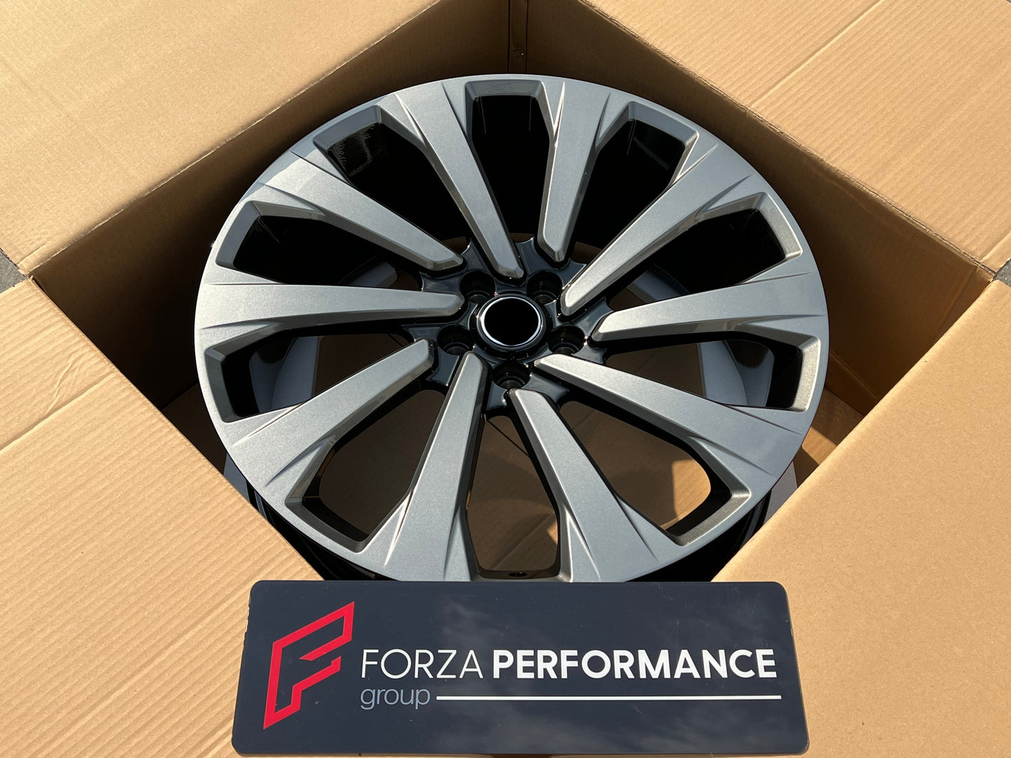 We manufacture premium quality forged wheels rims for LAND ROVER RANGE ROVER AUTOBIOGRAPHY L460 GUNMETAL in any design, size, color. Wheels size: in 24 x 9.5 ET 42.5 in 23 x 9.5 ET 42.5 PCD: 5 X 120 CB: 72.6 Forged wheels can be produced in any wheel specs by your inquiries and we can provide our specs