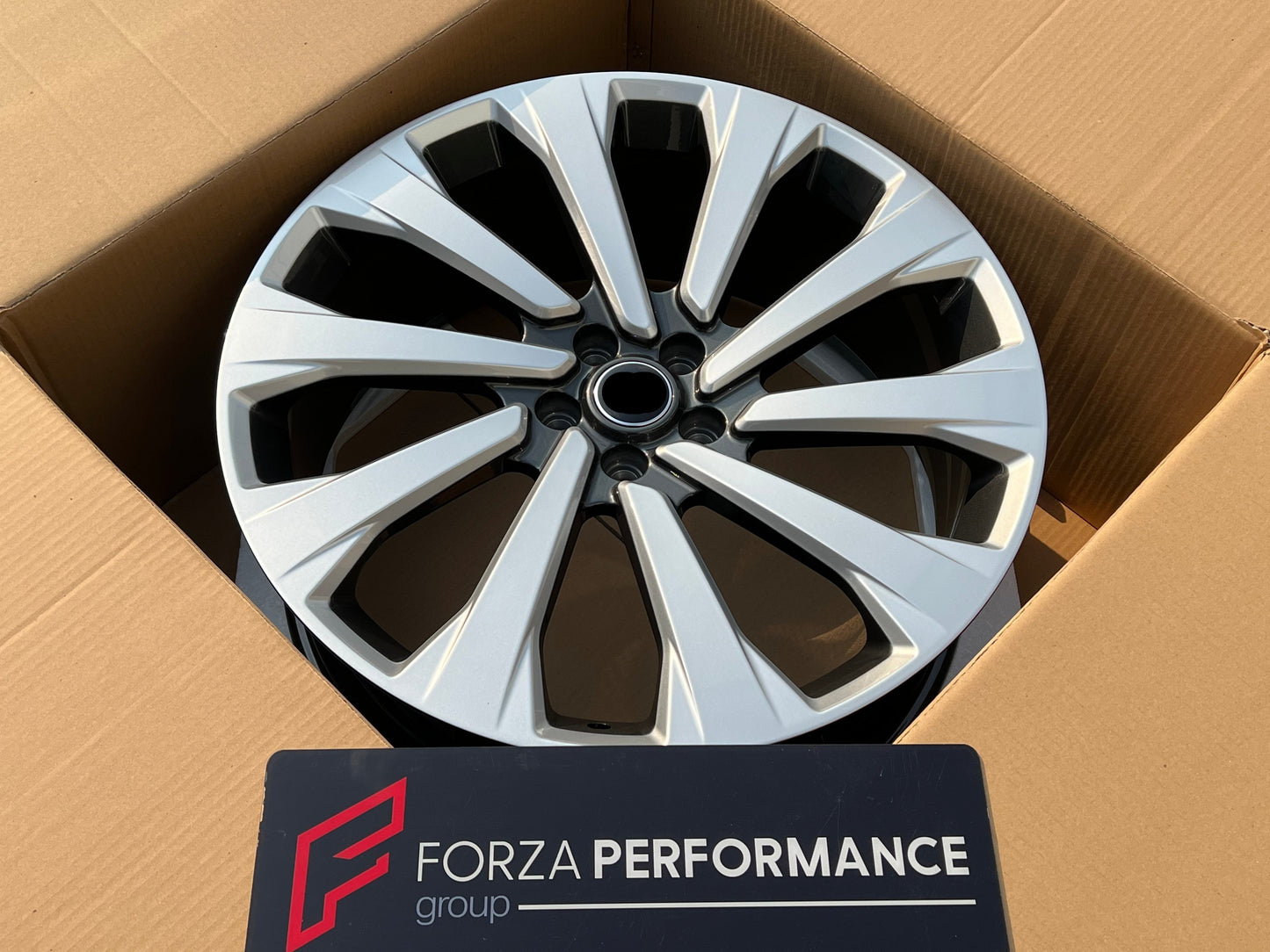 We manufacture premium quality forged wheels rims for LAND ROVER RANGE ROVER AUTOBIOGRAPHY L460 SILVER GUNMETAL in any design, size, color. Wheels size: in 24 x 9.5 ET 42.5 in 23 x 9.5 ET 42.5 PCD: 5 X 120 CB: 72.6 Forged wheels can be produced in any wheel specs by your inquiries and we can provide our specs