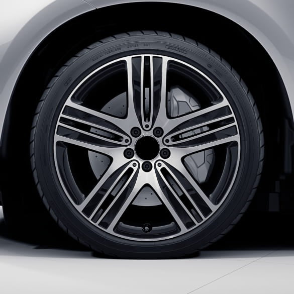 We manufacture premium quality forged wheels rims for Mercedes-benz EQC N293 2019+ in any design, size, color. Wheels size: Front 20 x 7,5 ET 32 Rear 20 x 8,5 ET 30 PCD: 5 x 112 CB: 66,6 Highlights: genuine Mercedes-Benz rims 5-spoke-wheel colour: black shiny / glossy front Forged wheels can be produced in any wheel specs by your inquiries and we can provide our specs