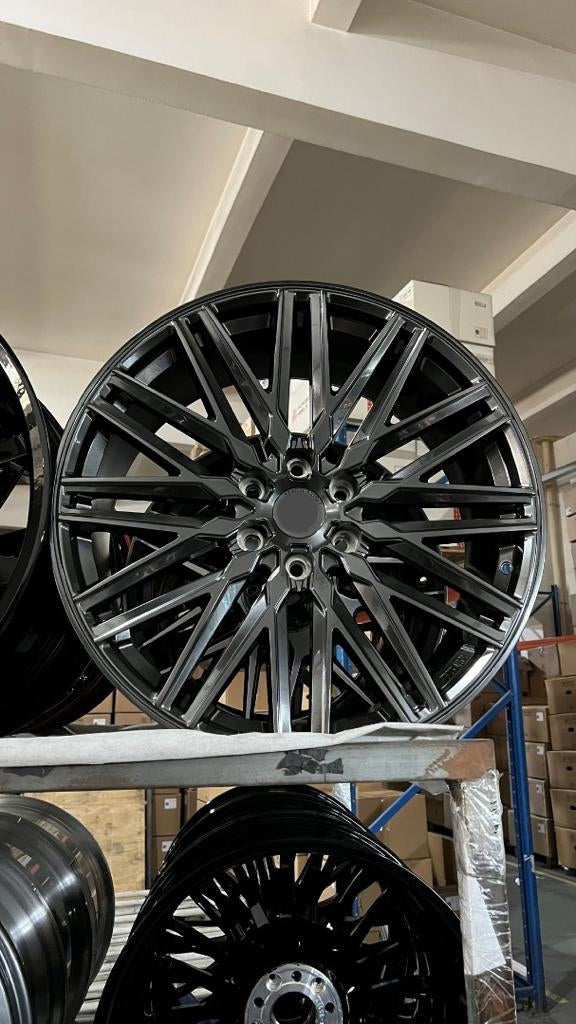 TOYOTA LAND CRUISER 300 wheels sizes: 23 x 9.5 ET 45 Finishing: Hyper Black Status alloy design