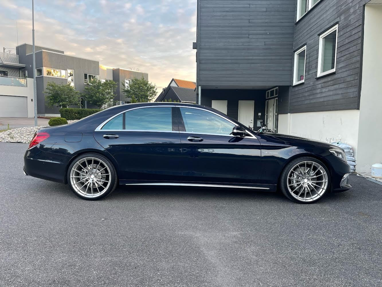 HRE P103 We produced premium quality forged wheels rims for  MERCEDES BENZ S CLASS W222  Our wheels sizes:   Front 22 x 9 ET 31  Rear 22 x 10 ET 35  Finishing: Polished  Forged wheels can be produced in any wheel specs by your inquiries and we can provide our specs