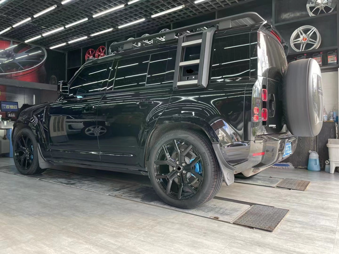 We produced premium quality forged wheels rims for  LAND ROVER DEFENDER L663  Our wheels sizes:   Front 22 x 9 ET 44.5  Rear 22 x 9 ET 44.5  Finishing: Glossy Black  Forged wheels can be produced in any wheel specs by your inquiries and we can provide our specs