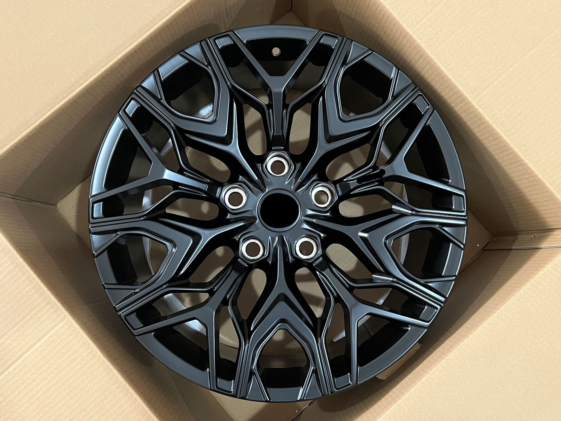 KHNANN We manufacture premium quality forged wheels rims for   LEXUS LX600 J300 in any design, size, color.  Wheels size: 22 x 9.5 ET 57   PCD: 6 X 139.7   CB: 95.1  Forged wheels can be produced in any wheel specs by your inquiries and we can provide our specs